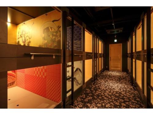 un corridoio di una camera con pareti colorate e una porta di NINJA & GEISHA - Vacation STAY 80336v ad Osaka