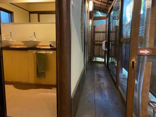 un bagno con due lavandini e un corridoio di Kyoto - Hotel - Vacation STAY 83559v a Kyoto