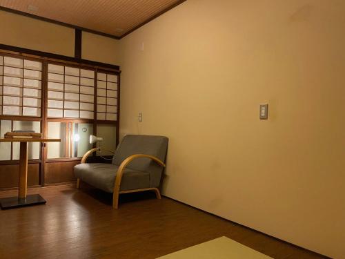 un soggiorno con sedia e tavolo di Kyoto - Hotel - Vacation STAY 83559v a Kyoto