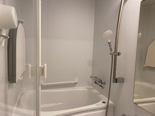 e bagno con doccia, vasca e servizi igienici. di Kyoto - Hotel - Vacation STAY 84994v a Kyoto