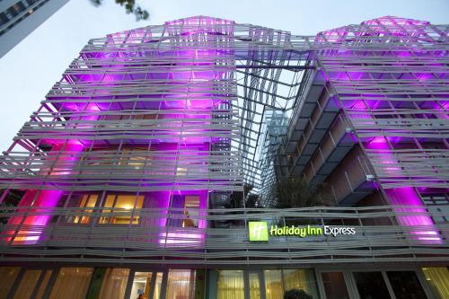 budynek z fioletowymi światłami na boku w obiekcie Holiday Inn Express Paris-Canal De La Villette, an IHG Hotel w Paryżu