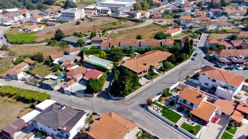 una vista aerea di una piccola città con case di Villa Maria Caetana a Frazão