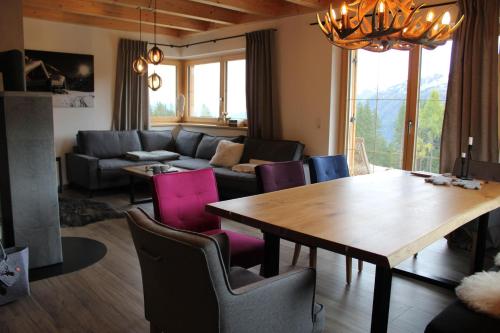 Un lugar para sentarse en Filzsteinresort Chalets - Chalet 235