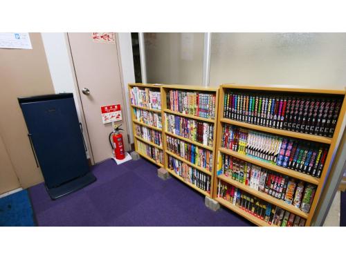 uma biblioteca com duas prateleiras cheias de DVDs em Hotel Itakura - Vacation STAY 70112v em Fukushima