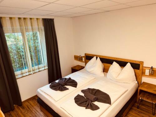 Un dormitorio con una cama con arcos. en Gasthaus & Hotel Backhendlstation, en Enns