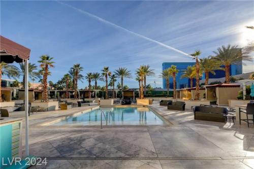 - une piscine entourée de palmiers dans l'établissement Mgm Signature Studio Fascination, à Las Vegas