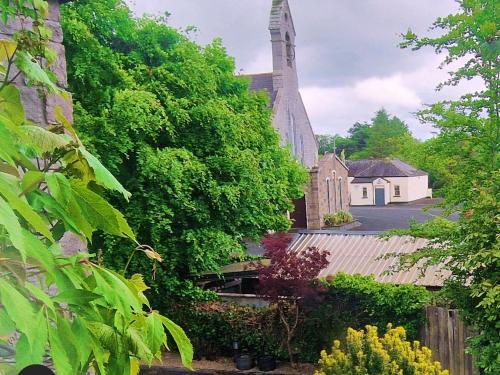 Taman di luar Church View House