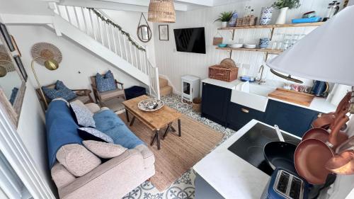 Setusvæði á AMAZING LOCATION - "SMUGGLERS HIDE" & "SMUGGLERS CABIN" - either a 2 BEDROOM FISHERMANS COTTAGE with HARBOUR VIEW - and also a private 1 BED STUDIO - 10 Metres To Sea Front - BOOK BOTH for ENTIRE 3 BEDROOM COTTAGE - 2023 GLOBAL REFURBISHMENT AWARD WINNER