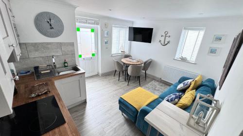 Televisi dan/atau pusat hiburan di ABOVE PORTHMINSTER BEACH - "St James Rest" is a REFURBISHED & SUPER STYLISH PRIVATE APARTMENT - King Bedroom with Ensuite, Family Bathroom, Double Bunk Cabin & Sofabed LoungeKitchenDiner - 2 mins walk Main Car Park & Station