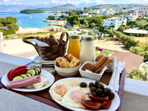 un vassoio per la colazione con prodotti per la colazione su un tavolo di ILLYRIAN hotel Ksamil a Ksamil