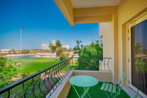 Un balcón o terraza en Live surrounded by gorgeous Green Golf fields