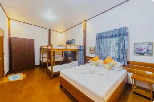 1 dormitorio con 1 cama y 1 litera en Anaya Inn and Restobar en Panglao City