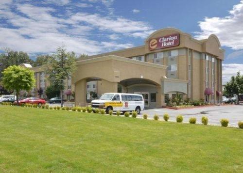 a hotel with a van parked in front of it at Clarion Inn Renton-Seattle in Renton