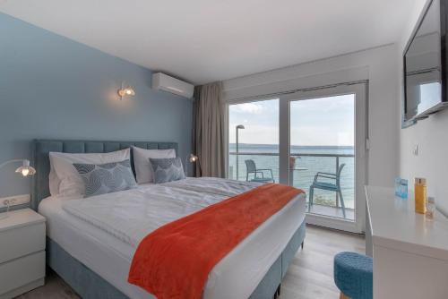 una camera con letto e vista sull'oceano di Beachfront Apartments Zanic a Podstrana