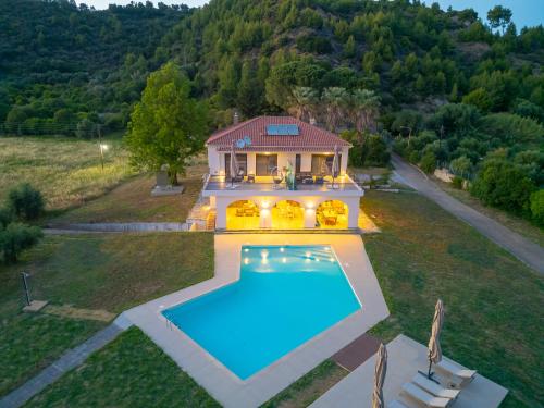 A piscina localizada em Antinea Olympian Villa ou nos arredores