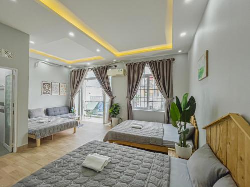 Tempat tidur dalam kamar di Simi Homestay