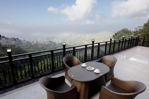 En balkong eller terrasse på LUXE RESORTS - CENTRALLY HEATED AIR CONDITIONED HOTEL in THE HEART OF KASAULI