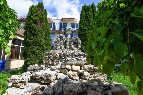 Un jardín fuera de Hotel Rio