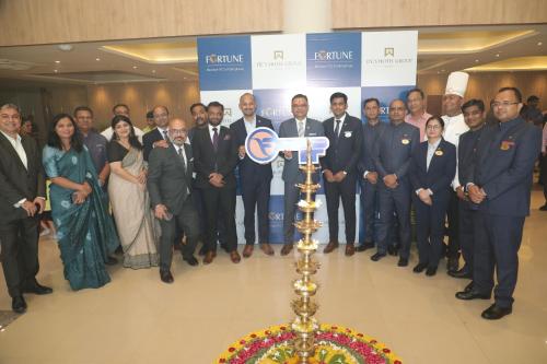 um grupo de pessoas à volta de uma mesa com um troféu em Fortune Statue of Unity, Ekta Nagar - Member ITC's Hotel Group em Kevadia