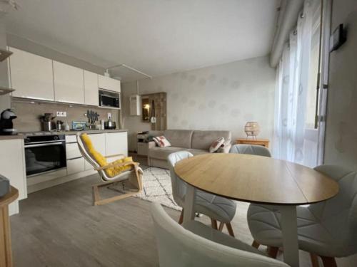 Appartement cosy refait à neuf à 300m de la mer廚房或簡易廚房