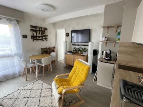 Appartement cosy refait à neuf à 300m de la mer廚房或簡易廚房