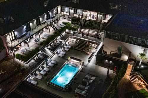 uma vista panorâmica de um edifício com piscina à noite em Van der Valk Hotel Gilze-Tilburg em Tilburgo