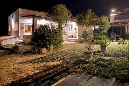 een tuin van een huis 's nachts bij Villa Amea in Torre Dei Corsari