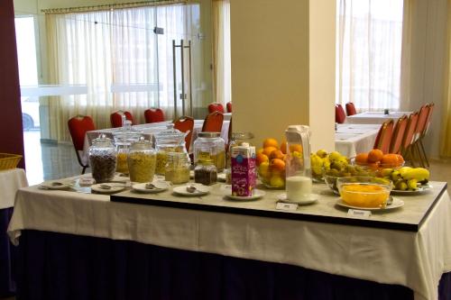 una mesa con fruta y otros alimentos. en Hotel Eurosol Alcanena, en Alcanena