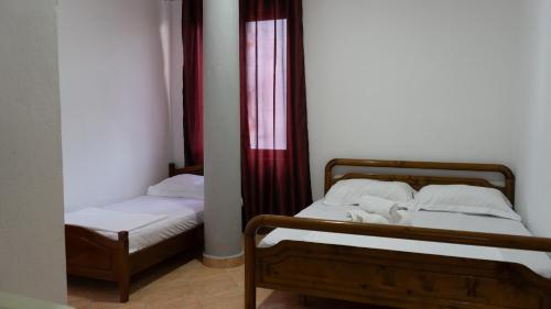 Cama ou camas em um quarto em Villa ReyAn Durrës