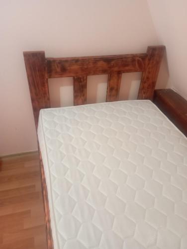 1 cama en la esquina de una habitación en Rooms Apartment Durmitor, en Žabljak