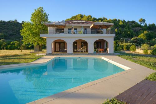 A piscina localizada em Antinea Olympian Villa ou nos arredores