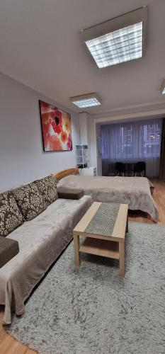 salon z kanapą i stolikiem kawowym w obiekcie Tallinn City Center Studio Apartment w Tallinnie