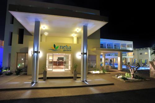 un negozio nida di notte con luci di Nelia Gardens a Ayia Napa