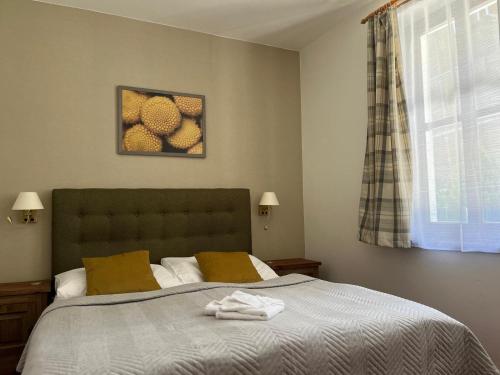 um quarto com uma cama com toalhas em Wellness Pension 7 em Harrachov