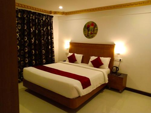 Cama ou camas em um quarto em Hotel Crystal Inn Plaza Delhi Airport