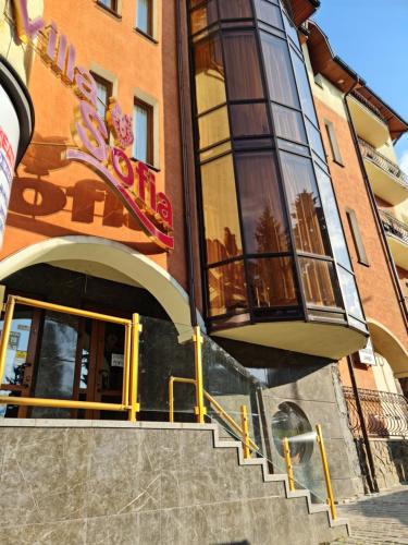 un bâtiment avec des escaliers en face d'un restaurant dans l'établissement Villa Sofia, à Trouskavets