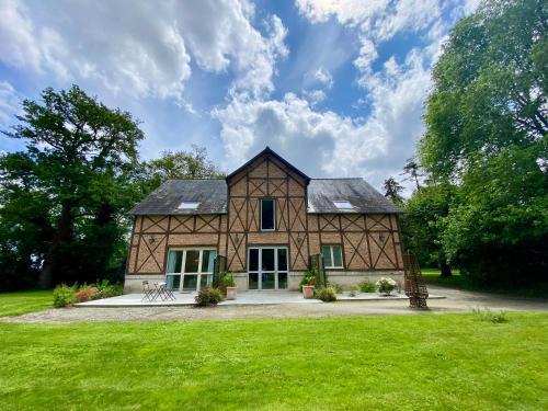 Taman di luar Château D'Apigné Rennes