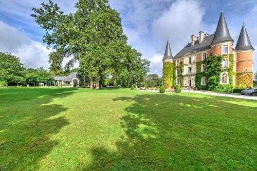 Taman di luar Château D'Apigné Rennes