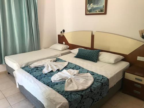 - 2 lits dans une chambre d'hôtel avec des serviettes dans l'établissement Hamir hotel, à Kemer