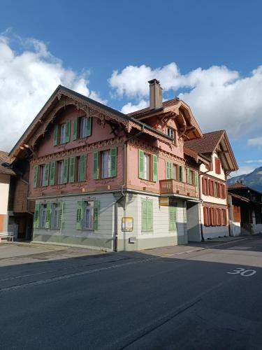 un edificio sul lato di una strada di Mon Amour Apartment a Interlaken