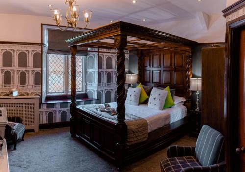 A bed or beds in a room at Broadoaks Boutique Country House