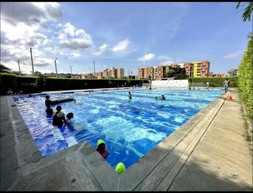 un grupo de personas en una gran piscina en Cómodo apartamento 3 habitaciones, en Cúcuta