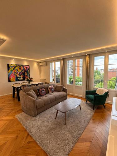 A seating area at Appartement cosy, situé à 5 mins de Roland Garros et du Parc des princes