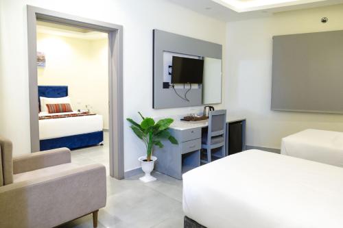 Tempat tidur dalam kamar di NASEEM HOTEL