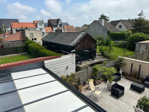 uma vista do telhado de uma casa em Villa les Buissonets em Berck-sur-Mer