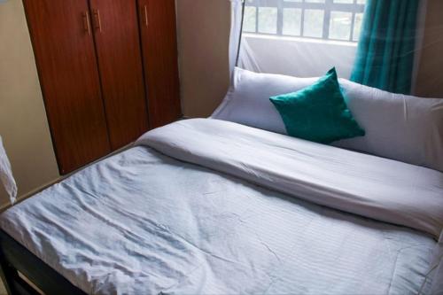 Cama ou camas em um quarto em Eagles one bedroom in Kisii CBD with Balcony