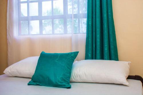 Cama ou camas em um quarto em Eagles one bedroom in Kisii CBD with Balcony