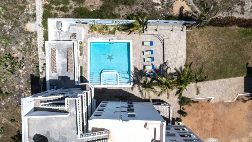 - une vue de tête sur un hôtel avec une piscine dans l'établissement Avana Resort Watamu, à Watamu