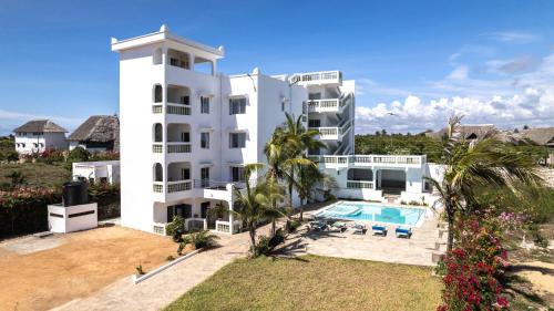 - une vue aérienne sur un bâtiment blanc avec une piscine dans l'établissement Avana Resort Watamu, à Watamu