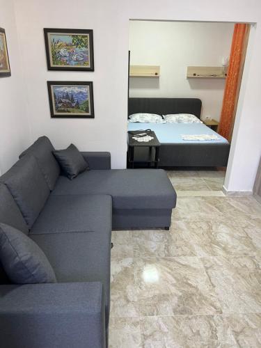 un soggiorno con divano e letto di Villa Roel 2 apartments nr 88 a Vlorë